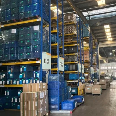 Pot fi mutate sau rearanjate cu ușurință rafturile pentru paleți?